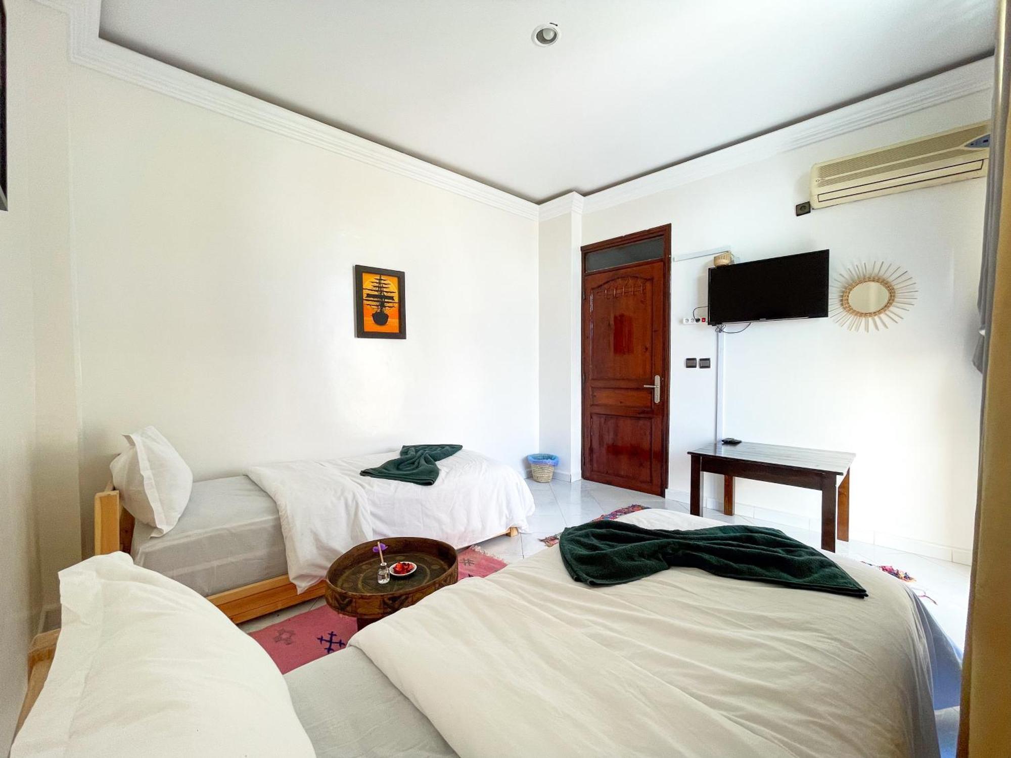 Locals Surfcamp فندق تغازوت